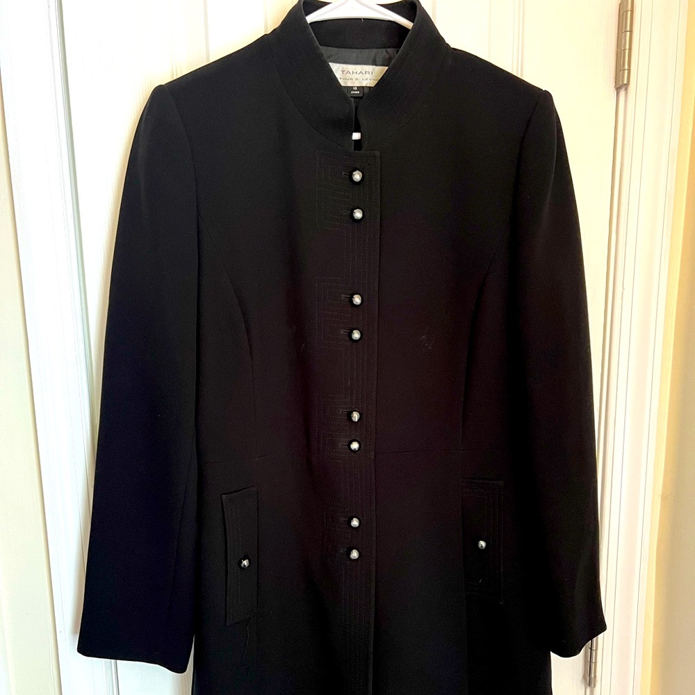 Beautiful Tahari Arthur S. Levine size 10 black suit long jacket